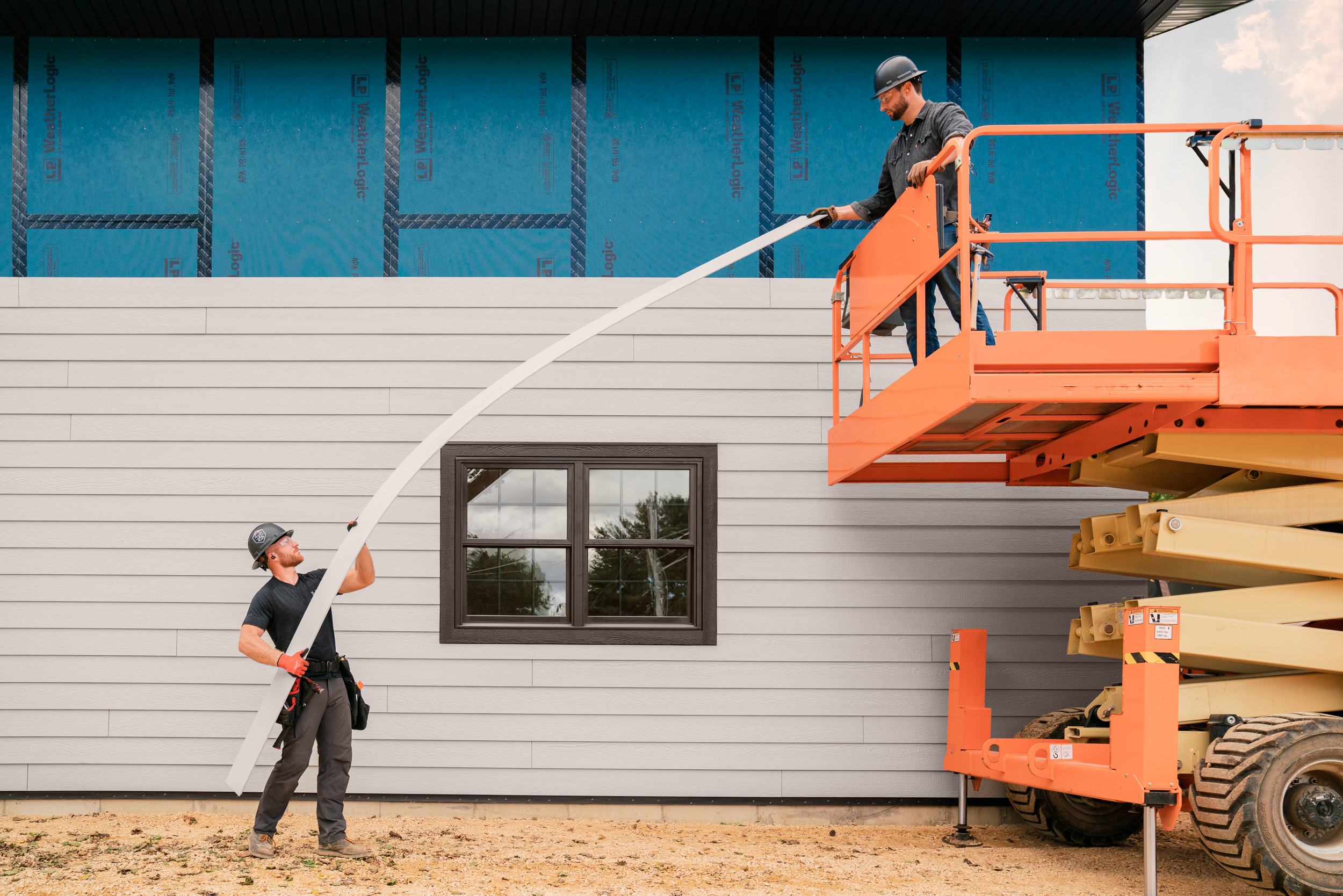 builders exchanging lap board without breaking